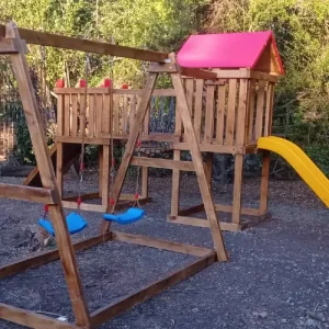 CASA ELEVADA CON PUENTE COLGANTE Y COLUMPIO