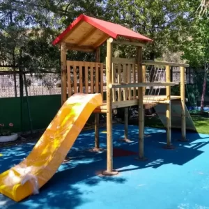 CASA ELEVADA CON PUENTE COLGANTE